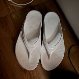 1 pair of OOFAS.   Very comfortable.